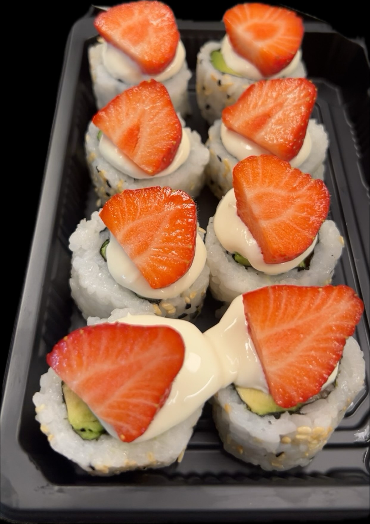 35. Strawberry Roll velg mellom fersk laks eller tempura scampi