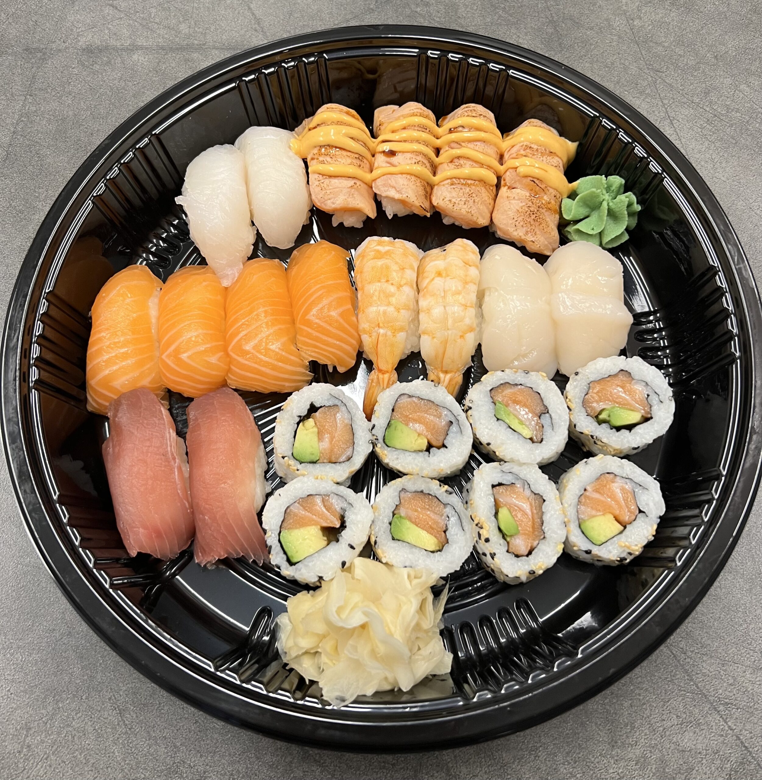 06. Big Roll Meny 24 biter -med 4 biter med flambert nigiri laks med teriaki og spicy majo