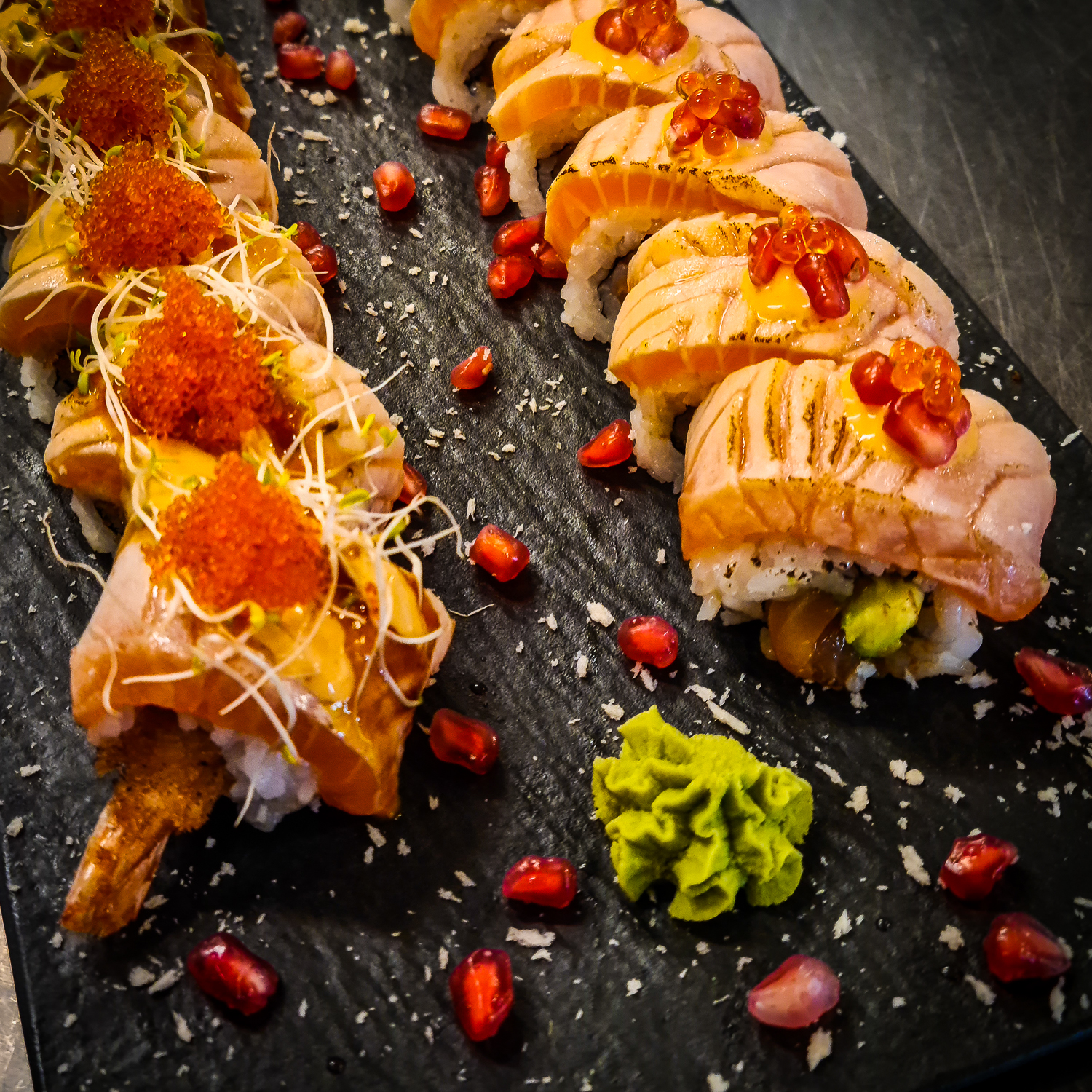 34. Sakura Spicy Salmon Roll 8 store maki biter